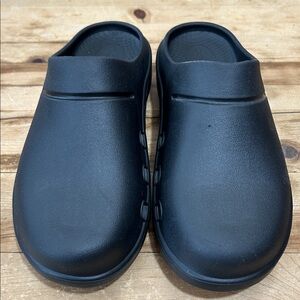 OOFOS Black Clogs W7 M5